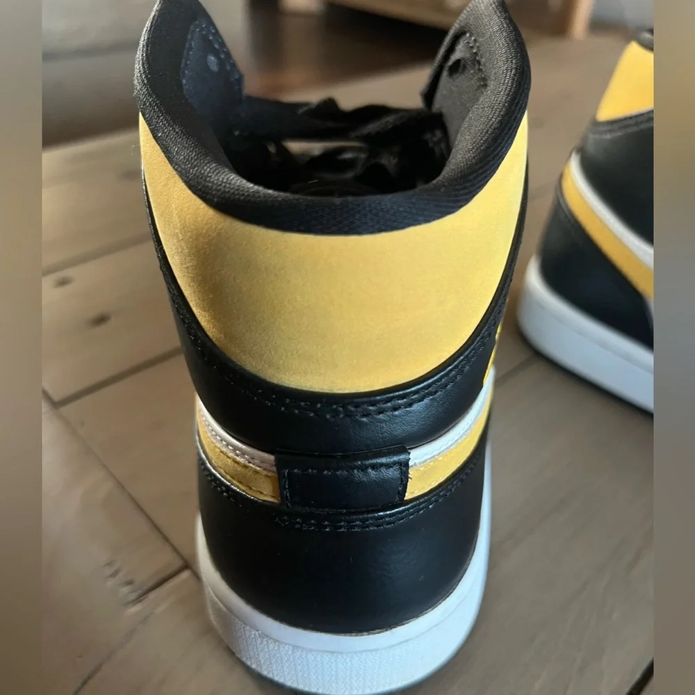 Air Jordan’s mids 1 white pollen BLK university Gold Sneakers Size 9.5